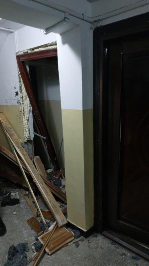 Explozie puternică într-un apartament din Piteşti. Uşa de la intrare în bloc a zburat câţiva metri în urma deflagraţiei