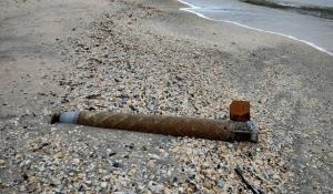Resturi de rachetă găsite pe plaja de la Gura Portiței. Fragmentele ar putea proveni de la un proiectil rusesc