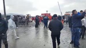 Un vehicul care transporta 25 de mineri s-a răsturnat într-o carieră, în Gorj. 3 persoane au murit, iar alte 10 au fost rănite