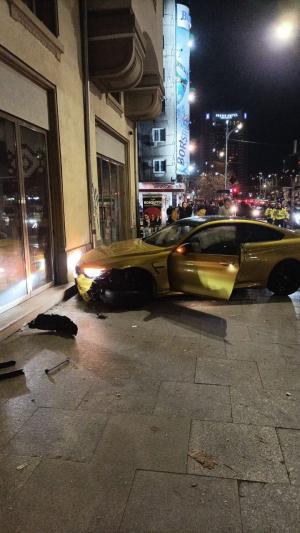 Un șofer a pierdut controlul mașinii și a intrat pe trotuar în centrul Bucureștiului. Un polițist care dirija circulația martor la incident