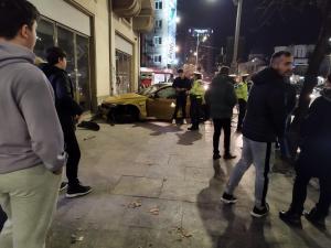 Un șofer a pierdut controlul mașinii și a intrat pe trotuar în centrul Bucureștiului. Un polițist care dirija circulația martor la incident
