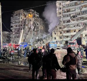 Explozia l-a aruncat pe tată de la etajul 7, mama a pierit arsă, iar fiul lor încă nu a fost găsit printre dărâmături. Familie ucisă în atacul cu rachetă din Dnipro