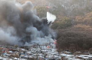 Un incendiu violent a devastat un cartier sărac din Seul. Cel puțin 500 de persoane au fost evacuate