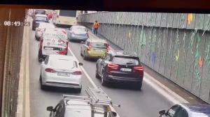 Incident inedit în Pasajul Unirii, la oră de vârf: Un șofer și-a abandonat mașina stricată în mijlocul benzii și a plecat pe jos