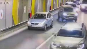 Incident inedit în Pasajul Unirii, la oră de vârf: Un șofer și-a abandonat mașina stricată în mijlocul benzii și a plecat pe jos