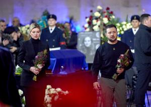 Zelenski a asistat, cu ochii în lacrimi, la ceremonia funerară pentru oficialii morţi în accidentul aviatic de lângă Kiev