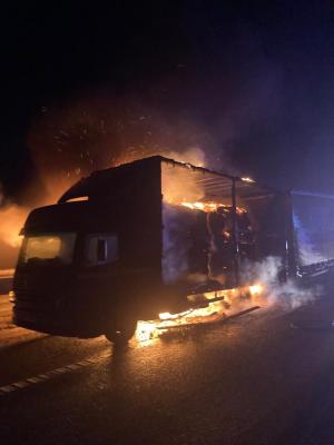 Un autocamion care transporta deşeuri de carton a fost cuprins de flăcări pe A10, la ieşirea din localitatea Delcea