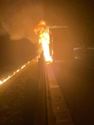Un autocamion care transporta deşeuri de carton a fost cuprins de flăcări pe A10, la ieşirea din localitatea Delcea