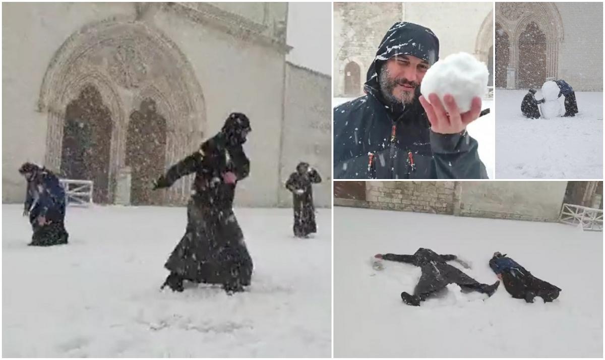 “Cari fratelli e sorelle, è arrivata Sorella Snow.”  Monaci catturati che suonano con melodie e si divertono davanti alla Basilica di San Francesco ad Assisi, in Italia