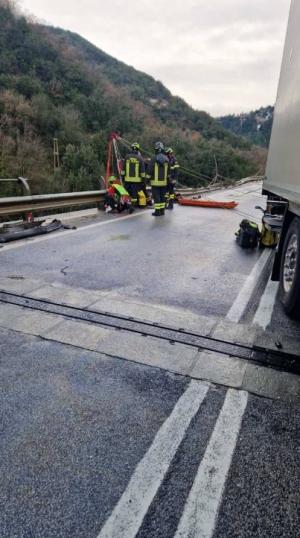 Șofer de TIR mort la doar 22 de ani. A fost aruncat din cabină peste pod, s-a prăbușit în gol 20 de metri și a sfârșit într-un râu, în Italia