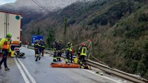 Șofer de TIR mort la doar 22 de ani. A fost aruncat din cabină peste pod, s-a prăbușit în gol 20 de metri și a sfârșit într-un râu, în Italia