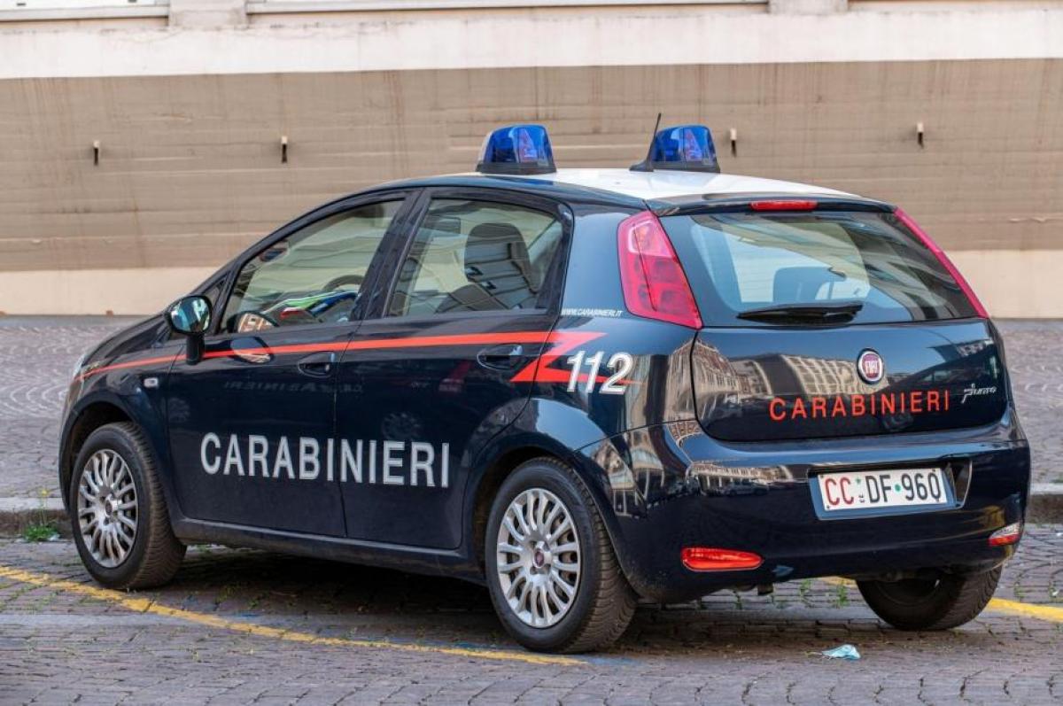 Rumena d’Italia, arrestata dopo aver terrorizzato la sua concubina: lei lo ha colpito alla testa con una padella e lo ha morso.  Il tormento che l’uomo ha attraversato