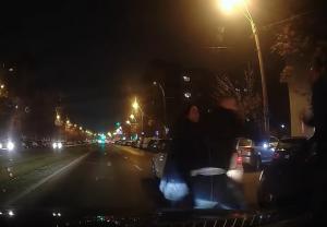Scene violente în traficul din Bucureşti. Un bărbat şi o femeie au luat la bătaie un alt şofer: "Să se bată şi ei în parcare, civilizat"
