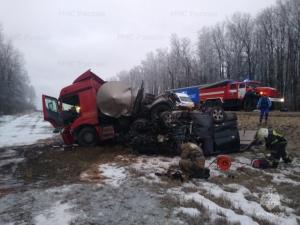 Un TIR cisternă a strivit un microbuz plin cu oameni, pe o autostradă din Rusia. Șoferul și cei 8 pasageri din Transporter au murit pe loc
