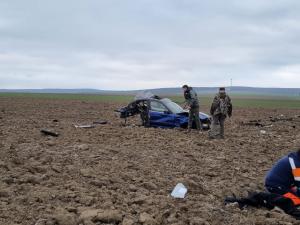 Un şofer de 21 de ani din Tulcea a murit la spital, după ce şi-a condus prietenii spre moarte. Maşina s-a făcut bucăţi pe un câmp, după ce s-a izbit violent de un copac