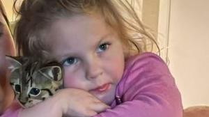 O fetiță de cinci ani și-a dat ultima suflare sub privirile mamei, după ce s-a sufocat cu o bucată de mâncare: "Mânca fericită gustarea ei preferată"