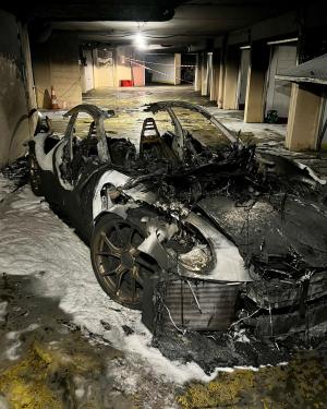 "Sunt curios cum va explica Porsche asta!" Bolidul nou-nouț al unui cunoscut om de afaceri german a luat foc din senin și a explodat în garaj