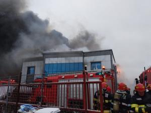 Incendiu violent în Voluntari. Un bloc a fost evacuat, mesaj de avertizare pentru populație. Traficul rutier, oprit pe Centura București