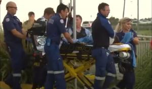 Băiețel de 8 ani, în stare critică, după ce a fost lovit de un fulger pe o plajă din Australia. Momentul halucinant, surprins de camere
