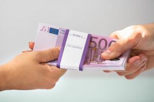 10.000 de euro, preţul cerut de doi inspectori Antifraudă ca să "închidă ochii" la neregulile găsite. Unul dintre ei, prins în flagrant de DNA