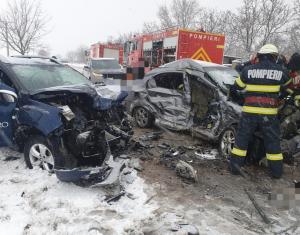Două mașini s-au făcut praf, după ce s-au izbit pe un drum din Ialomița. Doi oameni au ajuns la spital, în urma impactului