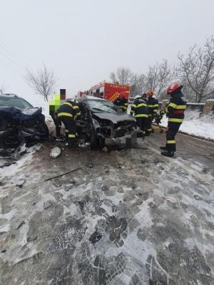 Două mașini s-au făcut praf, după ce s-au izbit pe un drum din Ialomița. Doi oameni au ajuns la spital, în urma impactului