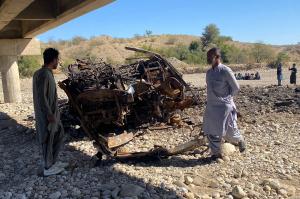 Accident cumplit în Pakistan: cel puțin 41 de morți, după ce un autobuz a căzut într-o râpă și a luat foc. Victimele, imposibil de recunoscut