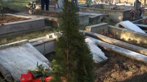 Cimitir din Suceava profanat de Anul Nou. Mai multe morminte au fost vandalizate, în timp ce pietre funerare au fost puse la pământ