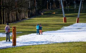 Pârtii celebre din Europa, închise în plin sezon de schi. Lipsa zăpezii a distrus vacanţele turiştilor: temperaturile-record i-au trimis acasă