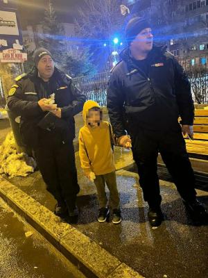 Denis, un băiețel căutat cu disperare de părinți și bunici, a fost găsit de jandarmi la Gara de Nord. "I se făcuse frig. Plecase de acasă doar cu un hanorac"