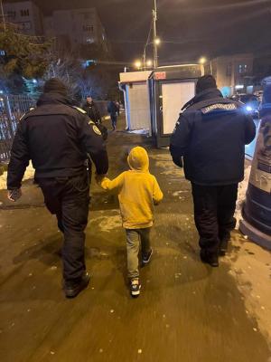 Denis, un băiețel căutat cu disperare de părinți și bunici, a fost găsit de jandarmi la Gara de Nord. "I se făcuse frig. Plecase de acasă doar cu un hanorac"