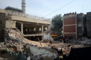 Numărul morților a crescut la 100, după atacul sinucigaș cu bombă, la o moschee din Pakistan. Spitalele, pline cu răniţi