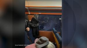 Femeie, rănită după ce un individ a aruncat cu un bolovan în geamul trenului. "A fost groaznic"