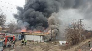 Incendiu violent la un depozit aflat la intrarea în Bucureşti, pe A1: 12 autospeciale de pompieri se luptă cu flăcările