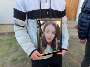 Maria, fata de 14 ani ucisă cu 25 de lovituri de cuțit, condusă pe ultimul drum în rochie de mireasă și așezată într-un sicriu alb