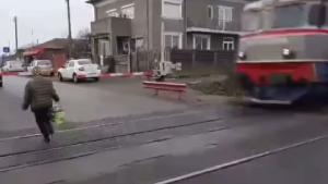 "A făcut-o praf". Momentul dramatic când o femeie de 70 de ani a alergat spre moarte direct în trenul care venea cu viteză