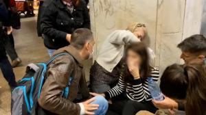 "A căzut în calea metroului!" O tânără de 30 de ani a alunecat pe şine chiar în timp ce trenul intra în staţie. Un bărbat a reuşit să o tragă pe peron