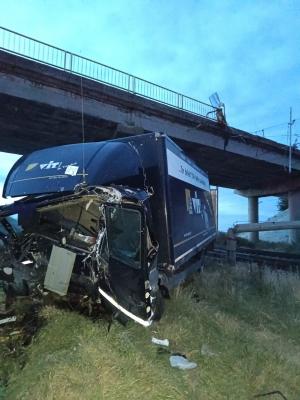 Un șofer a căzut cu TIR-ul de pe un pod, în Brăila. Camionul a rupt un stâlp și s-a prăbușit pe calea ferată