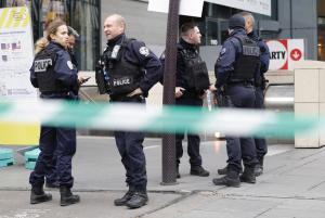 Ameninţare teroristă la Paris. O femeie musulmană a ameninţat că se aruncă în aer la o staţie de metrou. A fost împuşcată de poliţie