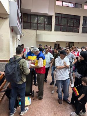 "De-abia aşteptăm să venim acasă". Cei 41 de români evacuaţi din Gaza mai au de aşteptat după ce avionul s-a stricat. MApN trimite la Cairo un Spartan cu piese de schimb