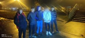Cinci adolescenţi, amendaţi după ce au aruncat cu ouă în maşinile de pe şosea ca "să se distreze", în Târgu Jiu