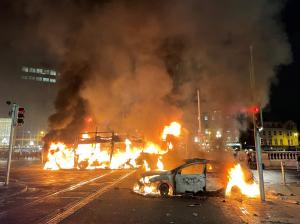 Proteste violente în Dublin. Maşini de poliţie, autobuze şi tramvaie, incendiate după ce 3 copii au fost înjunghiaţi lângă o şcoală