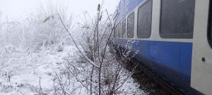 Un tren cu 130 de oameni a rămas blocat în Brăila. Pasagerii îndură frigul, după ce un fir de tensiune s-a rupt. Viscolul perturbă circulaţia feroviară
