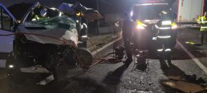 Accident de groază între o dubă şi un TIR, pe DN 7 în Bujoreni. Unul dintre şoferi, găsit mort, prins între fiarele contorsionate