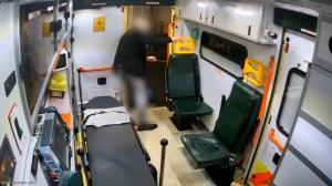 Momentul şocant când un paramedic este aruncat din ambulanţă de un pacient, care înainte a şi urinat în interiorul autospecialei, în Londra