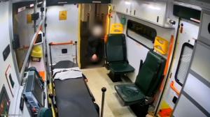 Momentul şocant când un paramedic este aruncat din ambulanţă de un pacient, care înainte a şi urinat în interiorul autospecialei, în Londra
