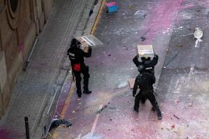 Clădirile dintr-un cartier bogat al Barcelonei, evacuate cu scandal. Polițiștii, atacați cu pietre şi fumigene: 7 persoane au fost arestate