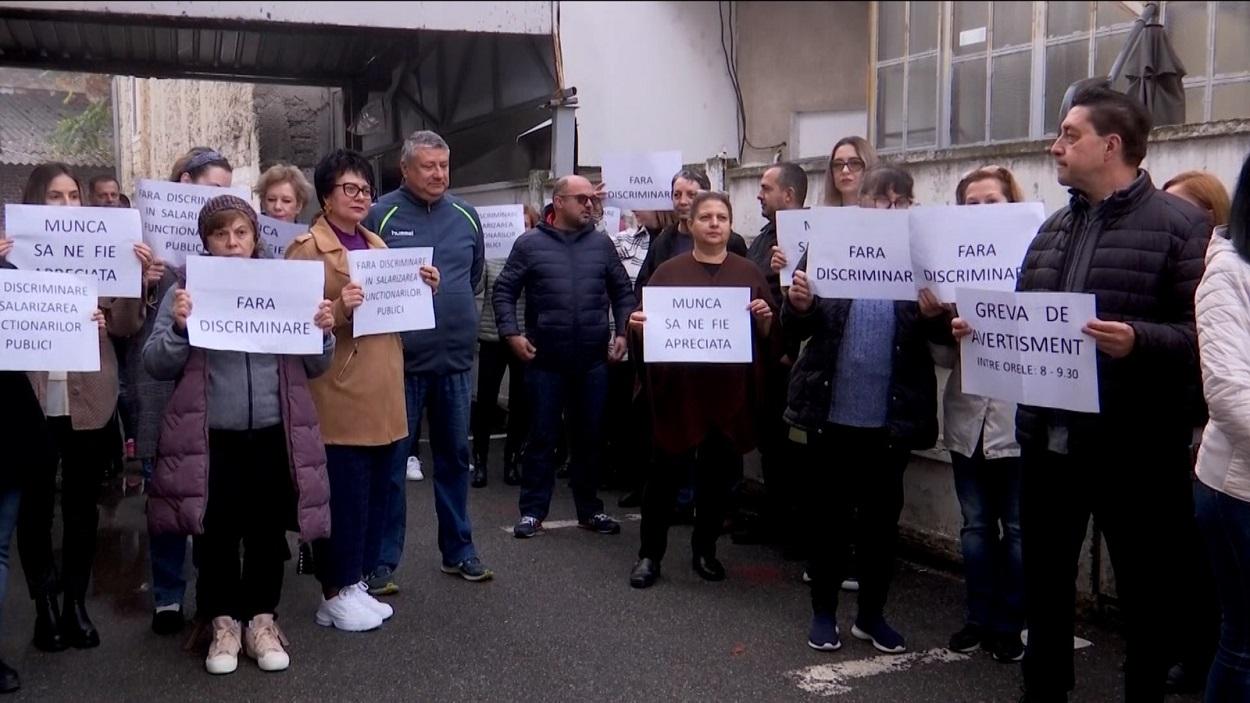 I dipendenti dei centri pensionistici e sanitari minacciano di bloccare l’intero sistema.  Le persone chiedono salari più alti: “Il nostro livello di lavoro è triplicato”