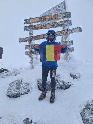 "Nimic nu este imposibil". Trei sportivi cu dizabilități au cucerit vârful Kilimanjaro de Ziua Naţională a României. Cine sunt temerarii