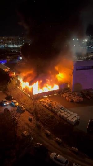 "Dezastru, flăcările de 20 de metri!" Incendiu devastator în curtea Iulius Mall din Cluj-Napoca. Vâlvătaia a făcut scrum un depozit de paleţi